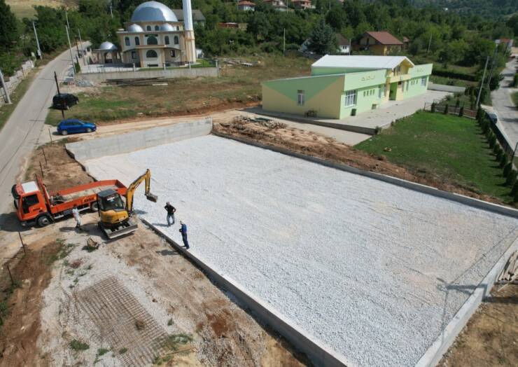 Drejt përfundimit të ndërtimit të fushës sportive në vendbanimet Semenisht dhe Çajlan.