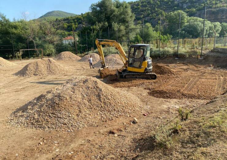Vijojnë punimet për ndërtimin e fushës sportive në vendbanimin Radushë.