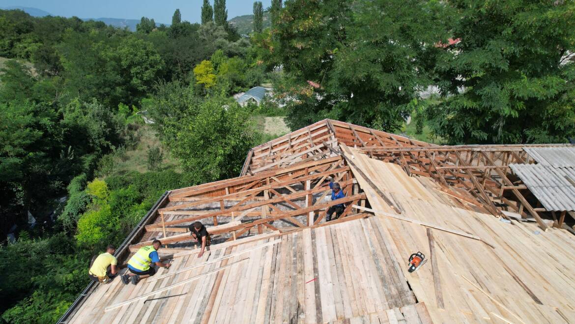 Komuna e Sarajit ndan mjete prej 2.810.000 denarë për rekonstruimin e kulmit në shkollën fillore “Emin Duraku” në vendbanimin Arnaqi, me sipërfaqe prej 640m2.