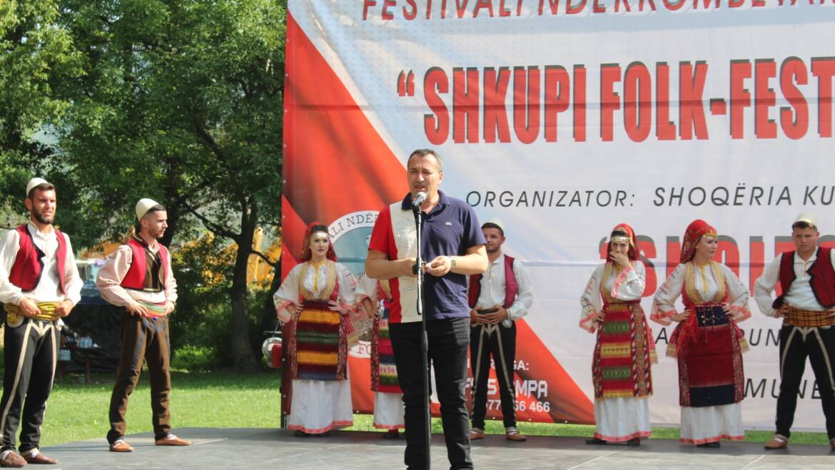 Në vazhdën e aktiviteve kulturore, sot u mbajt edicioni i 5 me radhë i festivalit  “Shkupi Folk Fest 2021”, organizuar nga shoqnia kulturore artistike “Shqiponja” dhe Komuna e Sarajit.