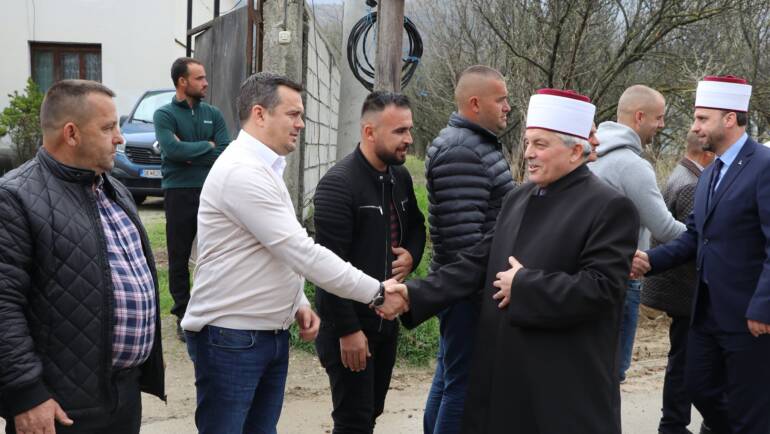 Sekretari i komunës së Sarajit z. Sefi Shabani bashkë me kreun e BFI-së Reis Ul Ulema Shaqir efendi Fetahun, Myftiun e Myftinisë së Shkupit dr.Qenan ef.Ismaili dhe hoxhallarë të tjerë prezent, sot hudhën gurthemelin për ndërtimin e një xhamie të re në vendbanimin Gërçec.