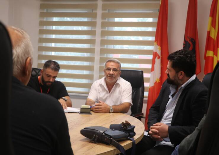 Përfaqësuesi i Komunes së Sarajit z.Xhelal Jakupi mirëpriti në takim kryetarin e SHKA “Shqiponjat” z. Fevzi Hebipi