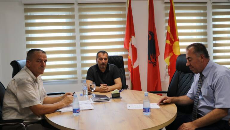 Во општина Сарај, градоначалникот Блерим Беџети именуваше нови директори во две општински основни училишта.