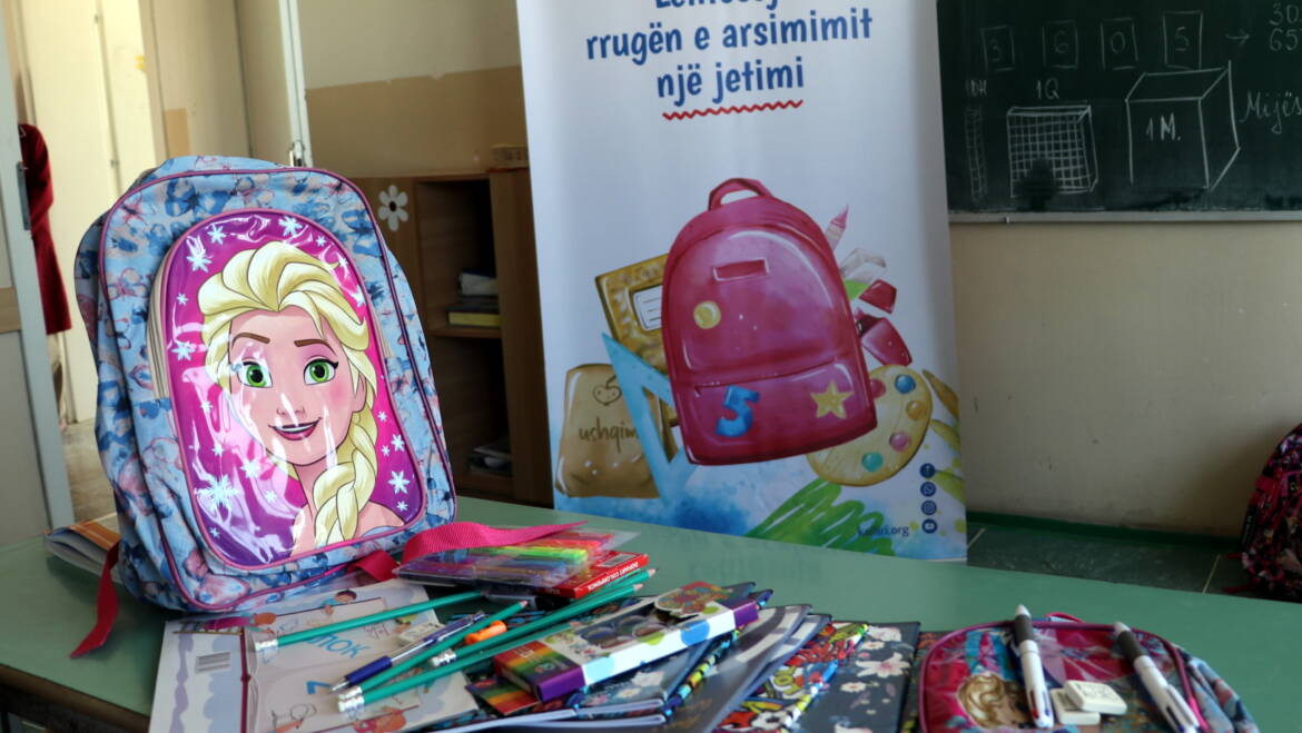 Aktivitet humanitar ku u shpërndanë çanta të mbushura me mjete shkollore