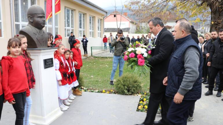 Me rastin e festës së 28 nëntorit sot kryetari z.Blerim Bexheti nderoi figurat e heronjve të kombit Halil Latifi në Gërçec dhe Isa Boletini në Saraj.