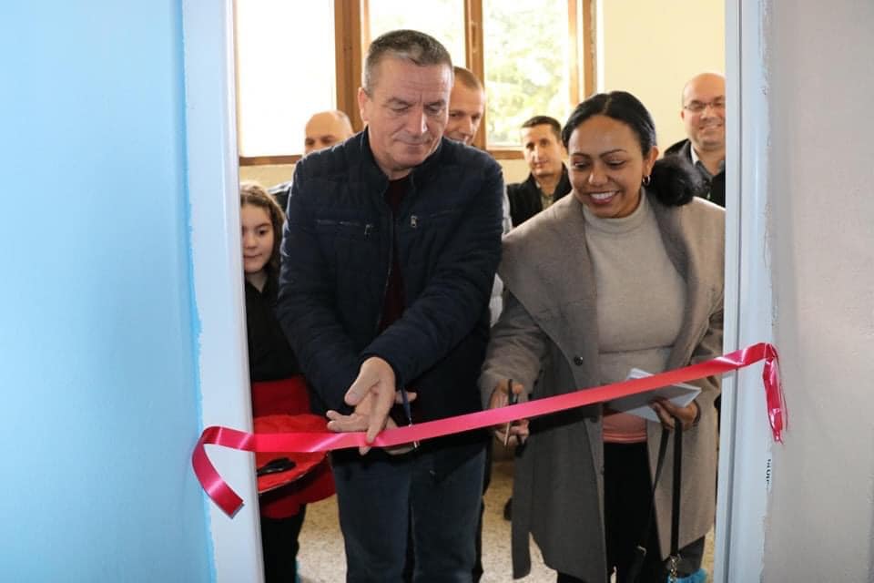 Во Основното општинско училиште „Фаик Коница“ во Радушa свечено беше отворена сензорната соба посветена на учениците со попреченост.