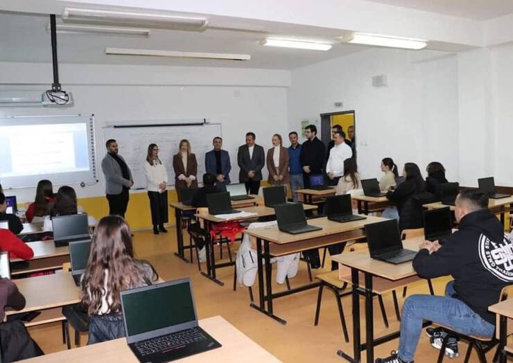 💻 Qyteti i Shkupit pajis me 49 laptop kabinetin e informatikës në Shkollën e mesme Saraj