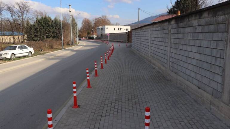 Komuna e Sarajit vendos shenja sinjalizuese të komunikacionit në rrugën për tek Qendra rekreative Saraj