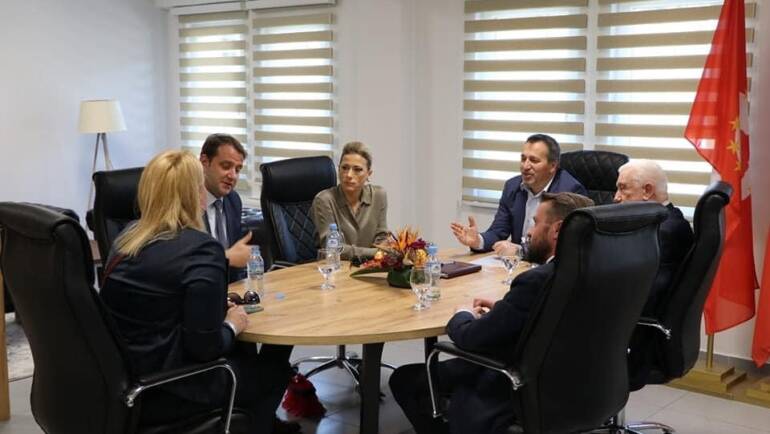 Sot kryetari z.Blerim Bexheti në hapësirat e komunës së Sarajit mirëpriti në takim Ambasadoren e Republikës së Malit të Zi,Ambasadorin e Shqipëris dhe Ambasadorin e Kosovës në Maqedoninë e Veriut