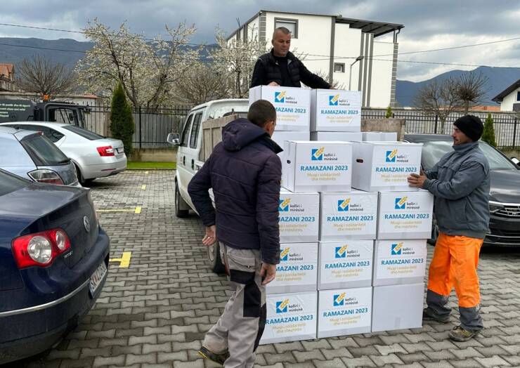 Organizata humanitare “Kalliri i Mirësisë” bashkë me komunën e Sarajit sot kanë shperndarë 100 pako me produkte ushqimore