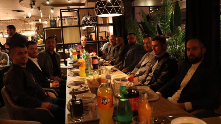 Fotogaleri nga iftari i përbashkët i organizuar nga Forumi Rinor Islam bashkë me Komunën e Sarajit.