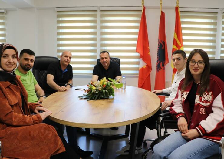 Sot Kryetari z.Blerim Bexheti kishte kënaqësin e veçantë për të njohur dy nxënës nga SHF Bajram Shabani, 🏃Lina Iseni – kampione  e Atletikës në nivel Republikan dhe 📚 Amar Sulejmani – kampion në garat e diturisë në nivel të Qytetit të Shkupit