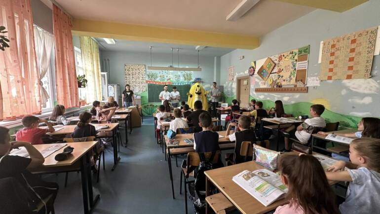 ♻️Në kuadër të projektit “Ne ndryshojmë botën” Organizata jo qeveritare 4Select në bashkëpunim me komunën e Sarаjit dhe me përkrahje të Ambasadës së Republikës së Sllokavisë në Shkup, ka filluar me edukumin ekologjik në shkollat fillore të komunës së Sarajit, për nxënësit nga klasa e parë deri në klasën e pestë.