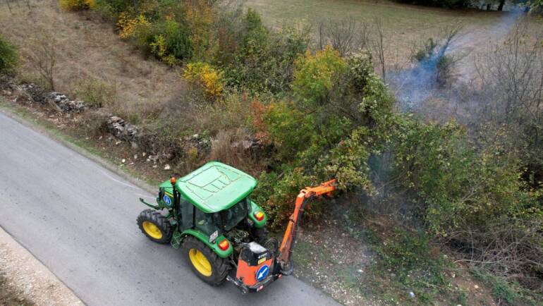 Komuna e Sarajit në bashkëpunim me Ndërmarjen Rrugët e Maqedonisë ka filluar me pastrimin e rrugës kryesore nga vendbanimi Vorcë deri në Radushë.