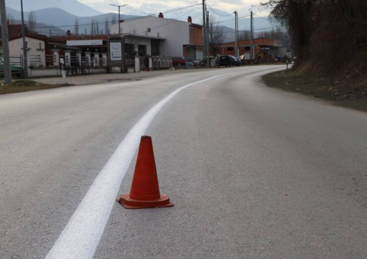 🚧 Поставени се сообраќајни знаци на главниот пат од Сарај до Бојане