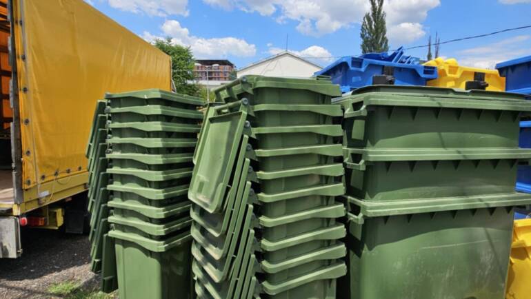 ♻️ Sot përfituam 40 kontejnerë 120L dhe 6 kontejnerë prej 1.1 ton nga projekti GREEN TOUR!
